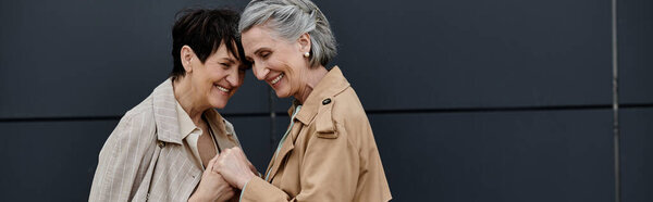 Две зрелые, красивые женщины идут бок о бок.