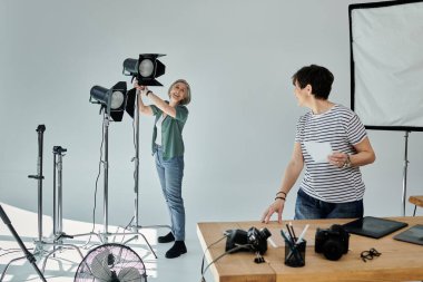 Modern bir fotoğraf stüdyosunda çalışan orta yaşlı bir kadın.