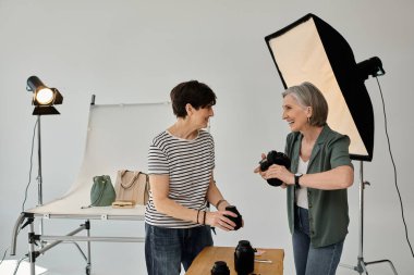 Profesyonel bir fotoğraf stüdyosunda fotoğraf makinesiyle çalışan bir çift..