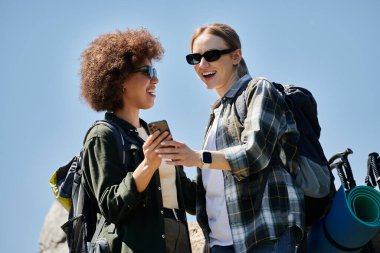 Genç bir lezbiyen çift vahşi doğada yürüyüş yapar, açık havanın tadını çıkarır ve birbirlerine eşlik ederler..