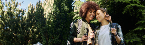 Молодая пара лесбиянок путешествует по лесам, их любовь ощущается в нежный момент.