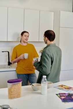 Genç eşcinsel bir çift modern dairelerinde rahat bir sabah geçirir..