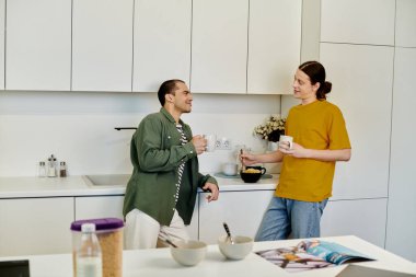 Genç eşcinsel bir çift modern dairelerinde gündelik bir sabah geçirir, kahve ve sohbet paylaşırlar..