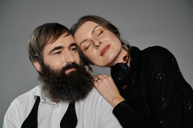 Sevgi dolu bir çift sofistike giysiler içinde birlikte poz verir, bir yakınlık anı yakalar ve iletişim kurarlar..