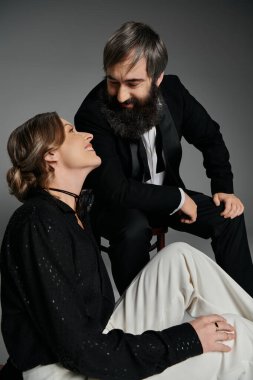 Şık bir çift stüdyo ortamında birlikte poz veriyor..