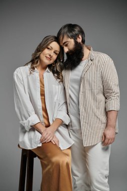 Şık bir çift stüdyo ortamında birlikte poz veriyor..