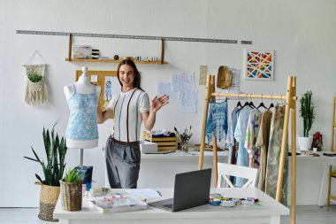 Sürdürülebilir bir moda tasarımcısı olan genç eşcinsel bir adam atölyesinde çalışıyor, atılmış giysileri dönüştürüyor ve canlandırıyor..