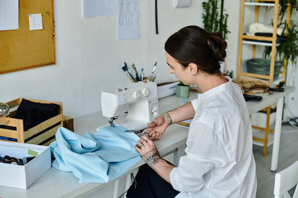 Молодой человек в белой рубашке усердно работает в своем ателье, тщательно шьет кусок ткани с акцентом на устойчивость.