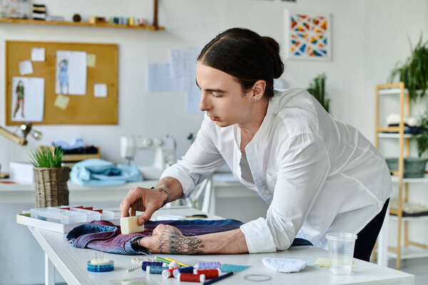 Молодой человек усердно работает в мастерской по реставрации одежды, давая новую жизнь выброшенной одежде..