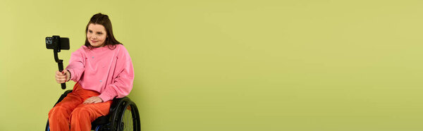 Молодая брюнетка в инвалидном кресле снимает себя в студии.