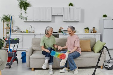 Olgun bir lezbiyen çift modern dairelerini birlikte temizlemekten hoşlanır..