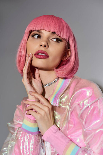 Женщина с розовыми волосами, уверенное выражение лица, чистый розовый пиджак.