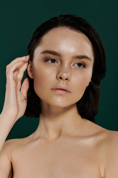 Крупный план портрета женщины на зеленом фоне.