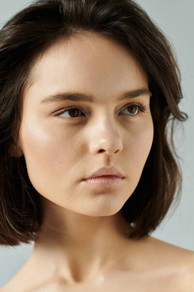 Портрет крупным планом женщины с темными волосами и спокойным выражением лица.