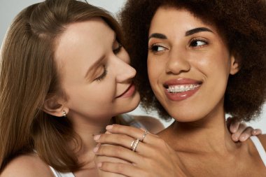 İki kadın, sevgi dolu ve samimi bir ifadeyle birbirinizin gözlerine bakın..