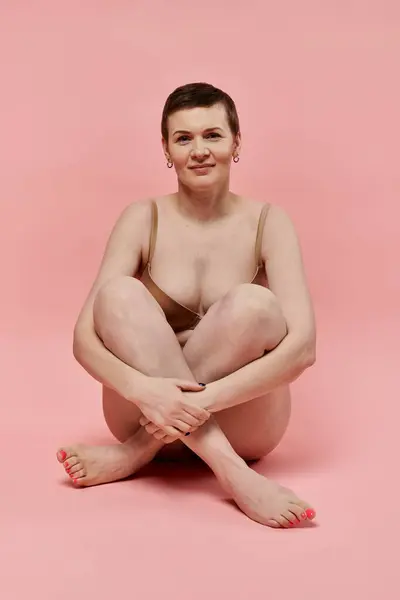 stock image A woman with short hair sits with her legs crossed