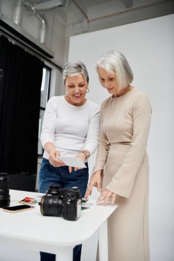 Lezbiyen bir çift, biri fotoğrafçı ve diğeri de model, bir stüdyo fotoğrafçısının kanıtlarını inceliyor..