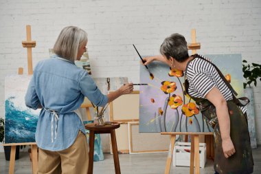 İki yaşlı kadın bir sanat stüdyosunda birlikte resim yapıyor, birbirlerine eşlik edip sanat yaratıyorlar..