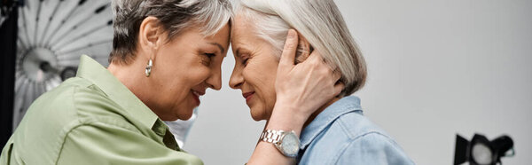 Лесбийская пара разделяет нежный момент во время фотосессии в студии.