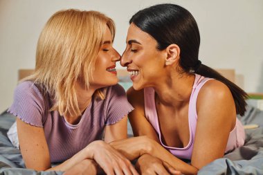 Mutlu bir lezbiyen çift sıcak bir kucaklaşmayı paylaşır evlerinde.