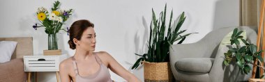Ekinler içinde güzel bir Asyalı kadın bitki ve doğal ışık dolu modern bir dairede meditasyon yapıyor..