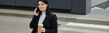 Tekerlekli sandalyedeki bir kadın elinde bir fincan kahveyle telefonuyla konuşuyor..