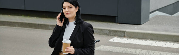 Женщина в инвалидном кресле разговаривает по телефону, держа чашку кофе.