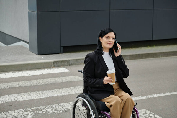 Женщина в инвалидном кресле разговаривает по телефону, переходя улицу.