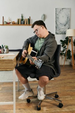Gitar çalan Down sendromlu genç bir adam kendini müziğe kaptırdı..