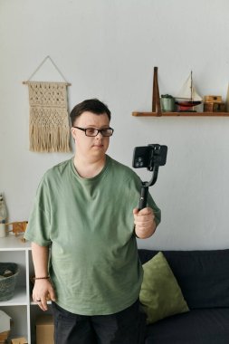 Down sendromlu bir adam rahat evinde anları yakalamayı sever..