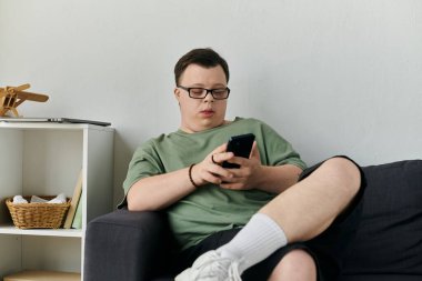 Telefonunu kontrol ederken bir an için rahatlıyor..