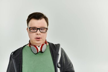 Down sendromlu genç bir adam evinde dinleniyor ve eğleniyor..