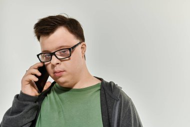 Down sendromlu bir adam telefonda konuşuyor, bir anlık bir bağlantı gösteriyor..