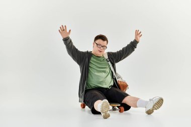 Down sendromlu bir adam evde oynarken neşe ifade eder..