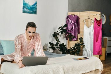 Çekici travesti laptopla meşgulken makyaj yapıyor..
