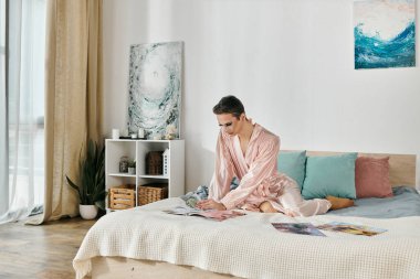 Canlı bir travesti şık bir yatak odasında moda dergilerini araştırıyor..