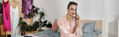 Drag queen bir telefon görüşmesi yaparken şık bir pozla büyüleniyor..