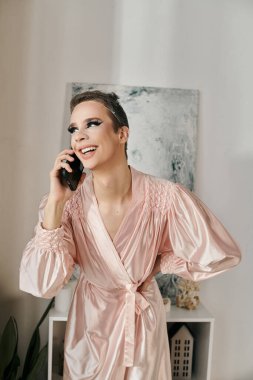 Canlı bir travesti telefonda konuşurken ışıldıyor..