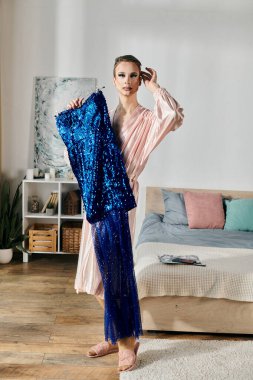 Çekici bir travesti şık bir iç mekanda çarpıcı bir kıyafet sergiliyor..