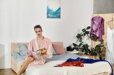 Travestiler şık yatak odasında dinlenmeyi, moda dergilerini ve canlı kıyafetleri keşfetmeyi severler..