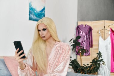 Çekici bir travesti telefonlarını kontrol ederken poz veriyor..