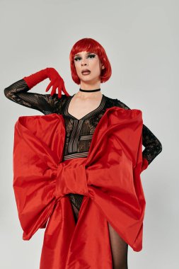 Canlı bir travesti, kendine güven ve sanatla baş döndürücü kıyafetler sergiliyor..