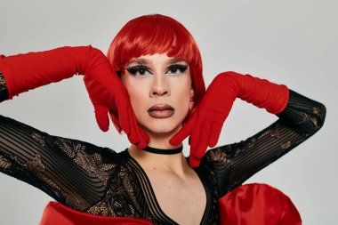 Çarpıcı bir travesti cesur moda ve vahşi ifade sergiliyor.