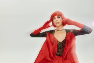 Çarpıcı travesti, çarpıcı renkleri ve sanatsal yetenekleriyle göz alıcı bir kıyafet sergiliyor..