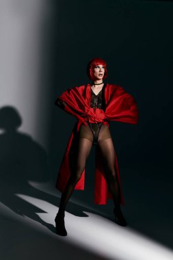 Çekici bir travesti göz kamaştırıcı kırmızı kıyafete güvenir..