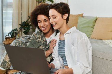 Bir asker, göreve gitmeden önce laptopunu kullanarak eşiyle samimi bir anı paylaşır.
