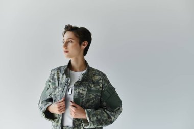 Bir asker hizmete hazırlanıyor.