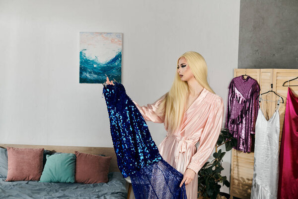 Яркая королева трансвеститов подчеркивает ослепительный наряд в шикарной современной обстановке.