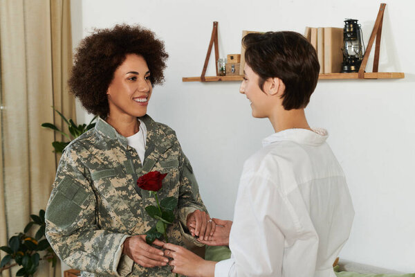 Солдат прощается со своей любящей женой, разделяя интимный момент перед отправкой.