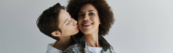 Сердечный момент, когда один из партнеров готовится к военной службе, делясь любовью и поддержкой в студии.